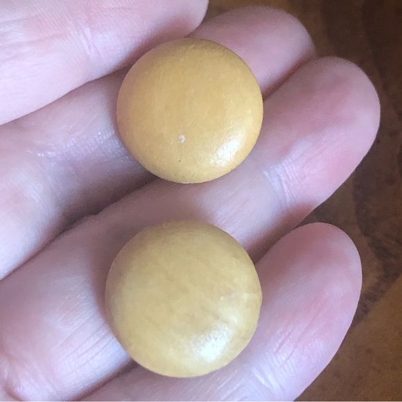 Vintage tan wood button disc clip on earrings - Picture 3 of 4